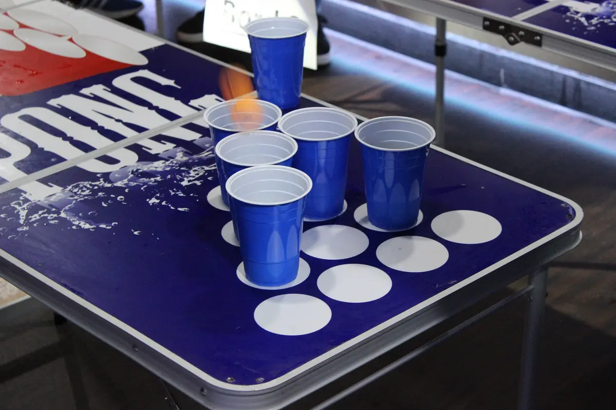 Beerpong-Tisch mit blauen Bechern
